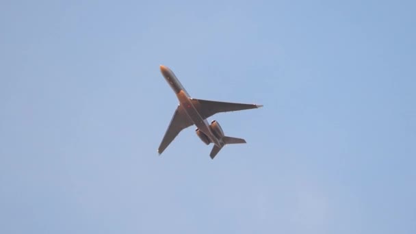 小喷气式客机 在晴朗的蓝天中飞行 从头顶飞过 从地面看 区域喷气式飞机 — 图库视频影像
