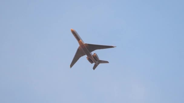 Piccolo Aereo Linea Aereo Passeggeri Che Vola Cielo Blu Chiaro — Video Stock