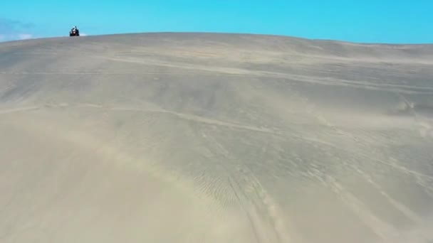 Volare Alcune Dune Vicino Mare — Video Stock