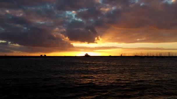 Stimmungsvoller Sonnenuntergang Mit Epischen Wolken Und Bootsmasten Über Dem Wasser — Stockvideo