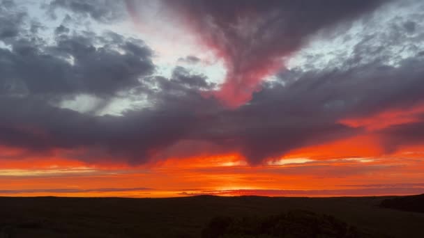 Nuvens Vermelhas Profundas Pôr Sol Formações Nuvens Interessantes — Vídeo de Stock