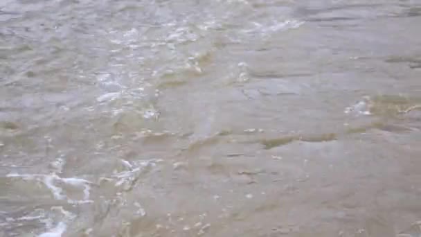 Pov Vodní Hladinu Vlnami Zatímco Lodi Řece — Stock video
