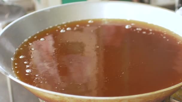 Pov Surface Huile Végétale Dans Une Casserole Géante — Video