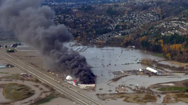 Caravan Vehicles Égő Fekete Szennyezett Füst Közepette Pusztító Árvíz Abbotsford — Stock videók