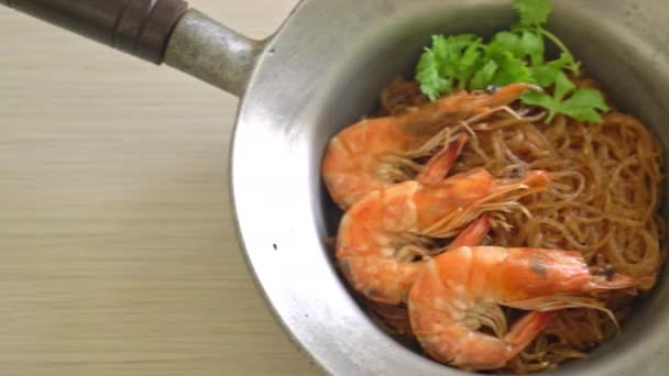 Casseroled Cozido Camarão Com Macarrão Vidro Camarão Envasado Com Vermicelli — Vídeo de Stock