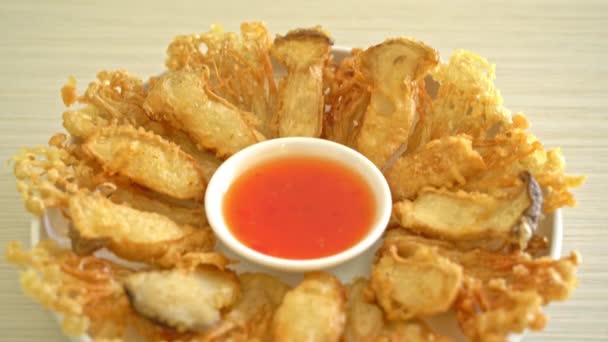 Champiñones Enoki Fritos Champiñones King Oyster Con Salsa Picante Estilo — Vídeo de stock