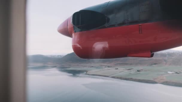 Genom Fönstret Små Plan Propeller Som Plan Flyger Över Island — Stockvideo