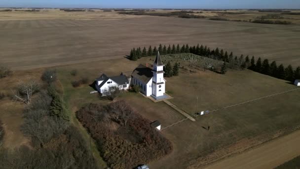 Drone Orbitando Torno Bela Igreja Rural Velha Nas Pradarias Alberta — Vídeo de Stock