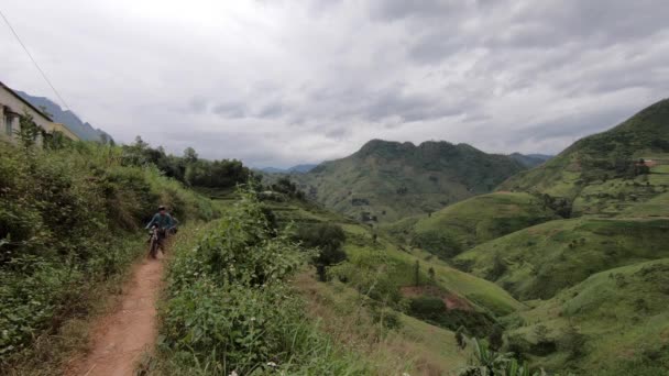 Två Cyklister Går Bergsväg Cao Bang Vietnam Cyklister Drar Sina — Stockvideo