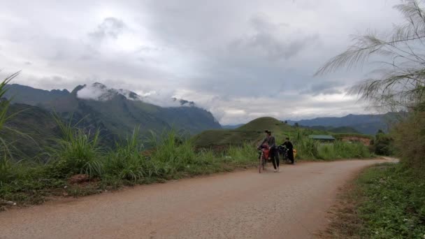 Zwei Radfahrer Auf Einer Bergstraße Giang Vietnam Junge Radfahrer Schleppen — Stockvideo