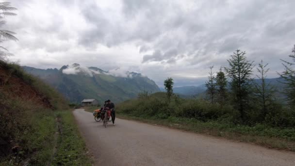 Двоє Велосипедистів Йдуть Гірською Дорогою Цао Бунг Єтнам Молодий Велосипедист — стокове відео