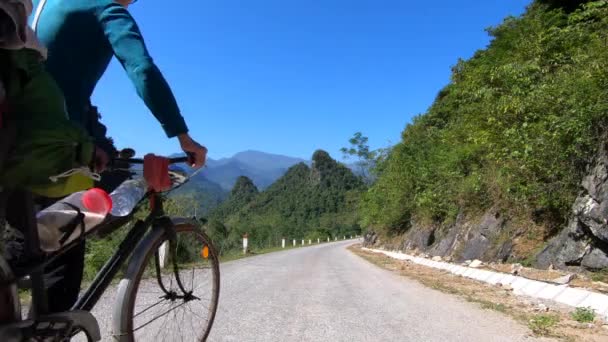 Bisikletçi Cao Bang Vilayetinde Bir Dağ Yolunda Yürüyor Güneşli Bir — Stok video