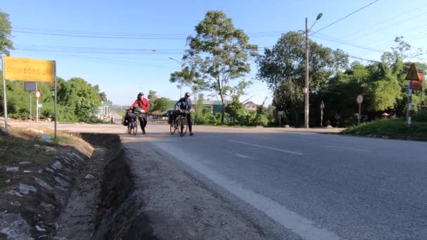 两名骑车人在越南曹邦的山路上行走 年轻的骑车人拖着装有行李的自行车向摄像机走去 Gopro 7上实弹射击 — 图库视频影像