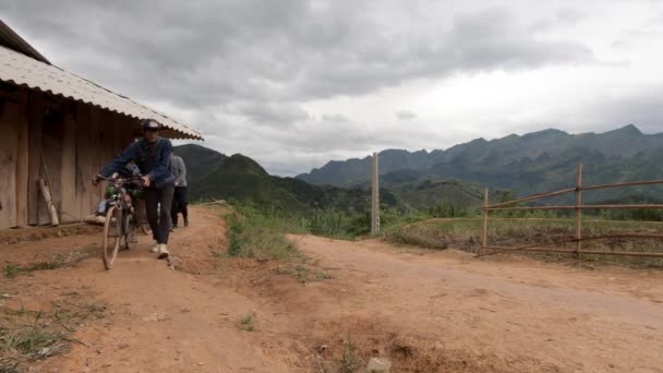 Dos Ciclistas Caminando Por Una Carretera Montaña Cao Bang Vietnam — Vídeos de Stock