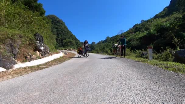 Двоє Велосипедистів Йдуть Гірською Дорогою Цао Бунг Єтнам Молодий Велосипедист — стокове відео