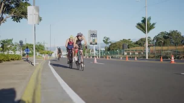Mężczyzn Jeżdżących Rowerze Asfalcie Wchodzących Tunelu Triatlonie Wyścigu Kolarskim — Wideo stockowe