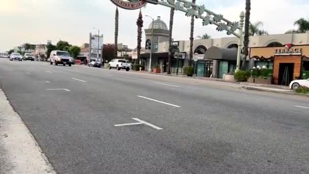 在洛杉矶Encino Commons的Ventura大道上开车的汽车 — 图库视频影像