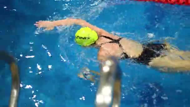 Femme Nageant Dans Piscine Avec Bonnet Bain Lunettes — Video