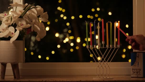 点着Menorah的蜡烛Hanukkah的节日在Srael晚上 — 图库视频影像