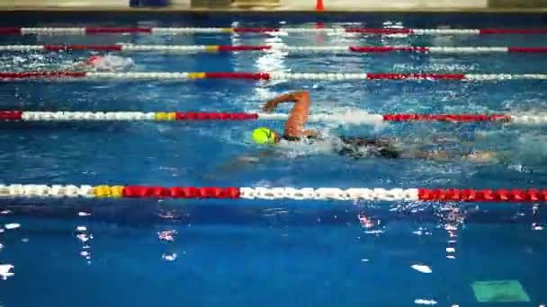 Plavci Bazénu Soutěžící Triatlonovém Závodě Kryté Koupání Bazénu — Stock video