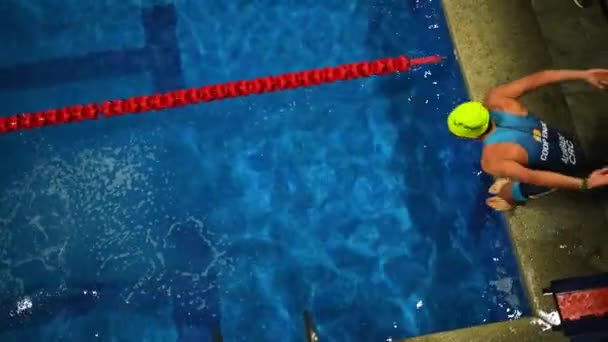 Nuotatore Che Salta Nella Piscina Subacquea Competizione Nelle Competizioni Triathlon — Video Stock