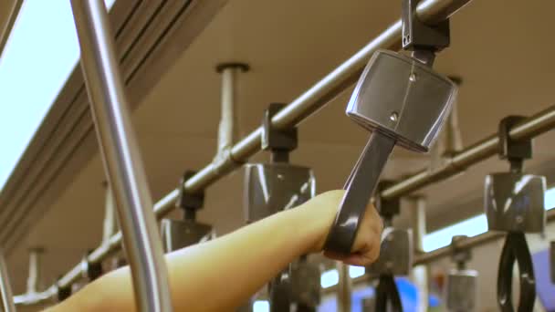 Pov Para Mão Enquanto Estiver Usando Alça Mão Skytrain — Vídeo de Stock
