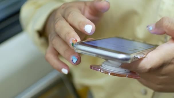 使用手机时对妇女的手使用Pov — 图库视频影像