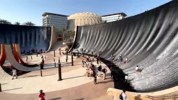 Επισκέπτης Πλένεται Στο Surreal Water Feature Μια Ηλιόλουστη Μέρα Στο — Αρχείο Βίντεο