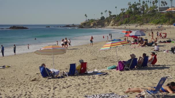 Hombre Lanzando Frisbee Laguna Beach Reducción Cuarto Velocidad — Vídeo de stock