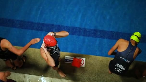 Nadadores Masculinos Calentándose Antes Competencia Natación Fuera Piscina — Vídeos de Stock