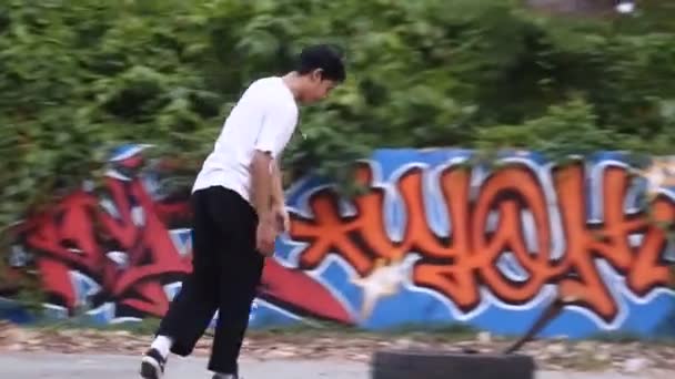 Boys Practice Skateboarding Abandoned Building Denpasar Bali October 2021 — Stockvideo