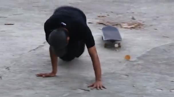 少年たちは バリのデンパサールにある放棄された建物でスケートボードを練習します — ストック動画