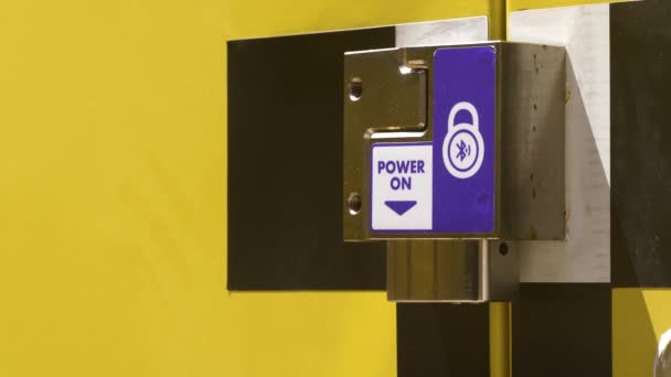 Zavřít Odemykání Bluetooth Zámku Otevření Dveří — Stock video