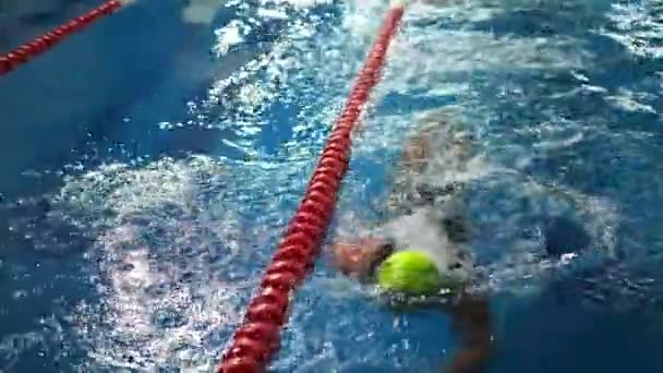 Entrenamiento Nadador Piscina Profesional Con Gorra Natación Gafas — Vídeos de Stock