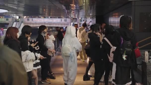 Japanse Jongeren Verzamelen Voor Halloween Straatfeest Onder Dotonburi Bridge — Stockvideo
