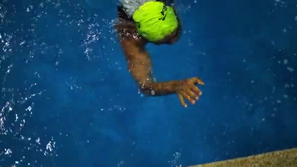 Nadador Profesional Nadando Piscina Tocando Pared Competencia Natación — Vídeo de stock