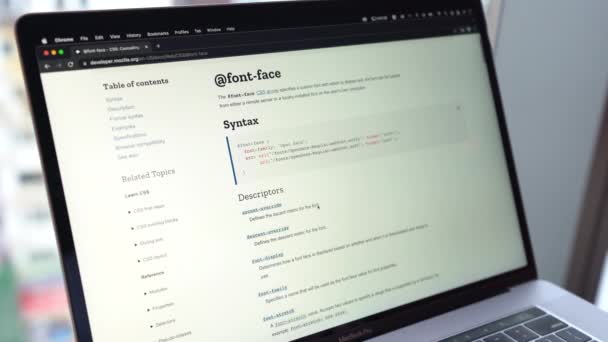 Scrolling Reading Mdn Web Docs Page Laptop Screen Dalam Bahasa — Stok Video