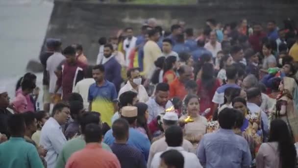 Homem Abençoando Pessoas Com Placas Flamejantes Celebração Ganesh Chaturthi Mumbai — Vídeo de Stock