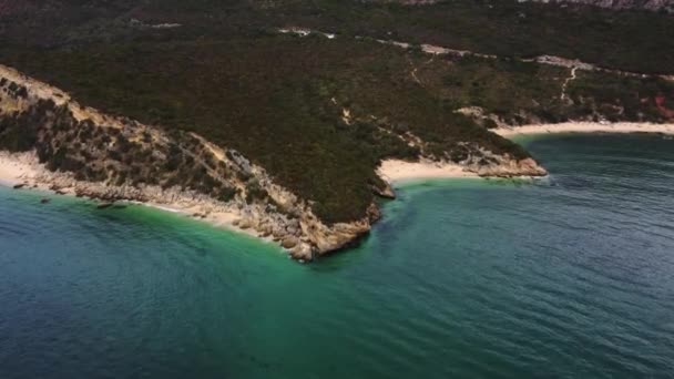 Front Drone Βίντεο Για Μια Μυστική Μικρή Παραλία Που Περιβάλλεται — Αρχείο Βίντεο