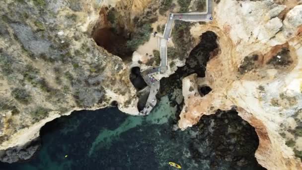 Vídeo Del Dron Descendente Ponta Piedade Lagos Algarve Portugal — Vídeos de Stock