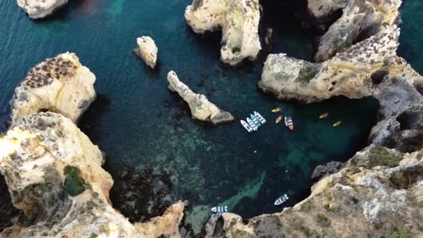 Topp Drönare Video Turistiska Båtar Och Kajaker Ponta Piedades Lagos — Stockvideo