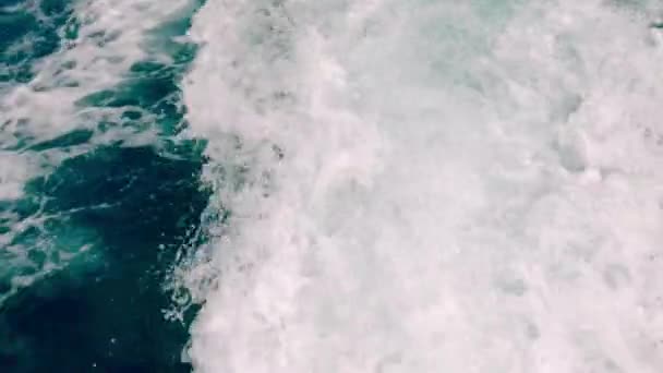 不同寻常的和惊人的高角度的摩托艇发动机离开海水尾流 慢动作 — 图库视频影像
