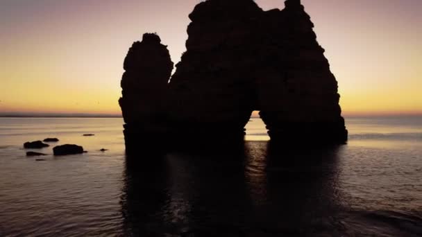 Dronové Video Východu Slunce Skalní Pláži Lagosu Algarve Portugalsko — Stock video