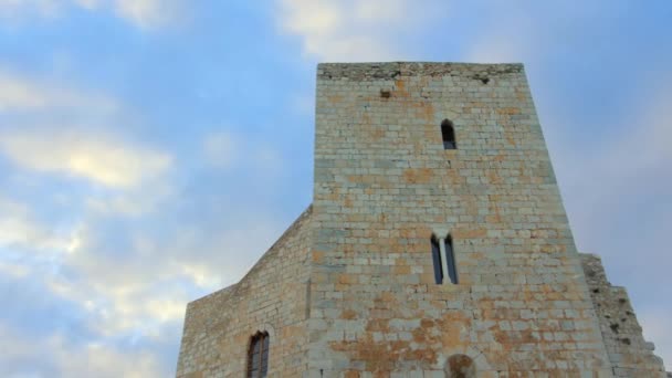 スペインのカステリョン県にあるペニスコーラ城のレンガ造りの塔の外観 ワイドショット — ストック動画