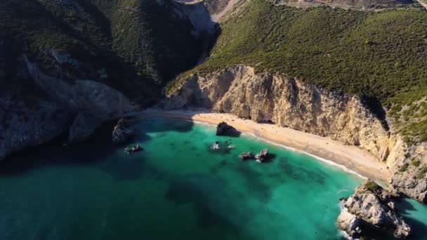 Drone Video Van Een Strand Met Kliffen Costa Arrbida Portugal — Stockvideo