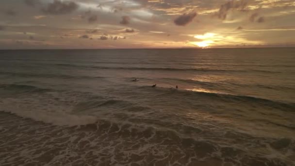 Vibing Για Surf Στην Ταϊλάνδη Κατά Διάρκεια Του Ηλιοβασιλέματος — Αρχείο Βίντεο