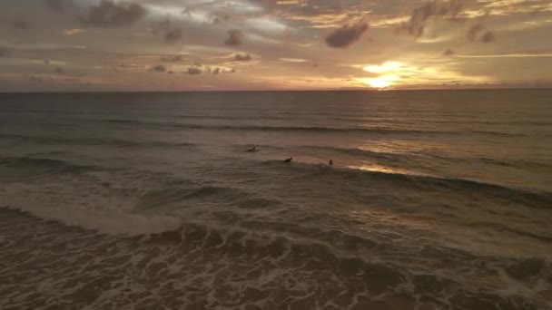 Vibrieren Auf Der Brandung Thailand Bei Sonnenuntergang — Stockvideo