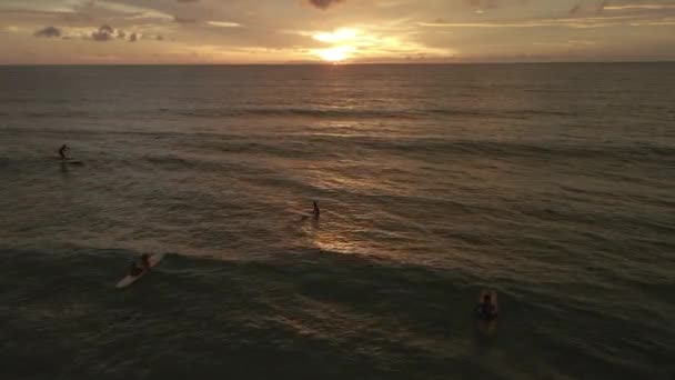 海にサーファーがたくさんいるタイの素敵な夕日 — ストック動画