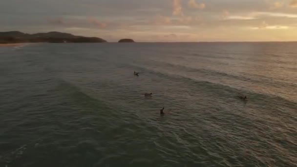 Disparos Drones Surfistas Atardecer — Vídeo de stock