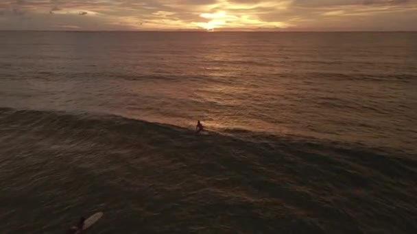 Banda Surferów Plaży Karon Tajlandii — Wideo stockowe